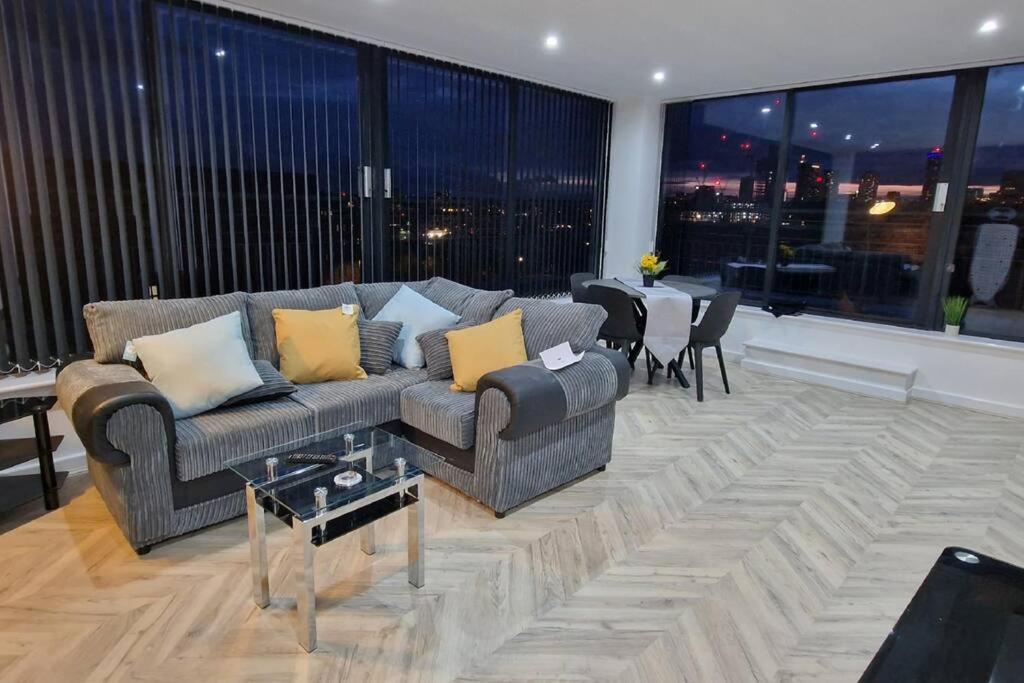 Penthouse - Amazing City Skyline Views - Free Parking - Balcony - Utilita Arena - New St Station - Bullring Shopping Birmingham Eksteriør billede